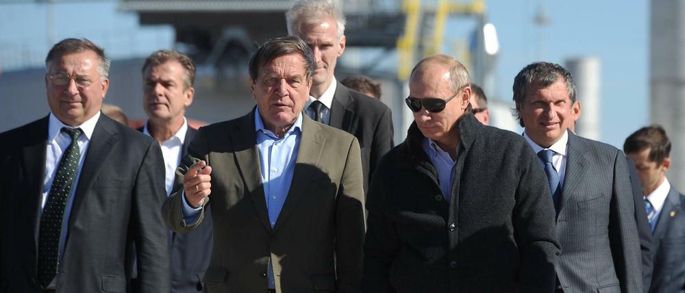 Ex-Bundeskanzler Gerhard Schröder mit Russlands Präsident Wladimir Putin in Russland.