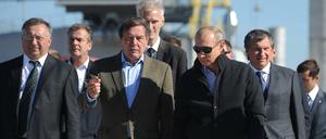 Ex-Bundeskanzler Gerhard Schröder mit Russlands Präsident Wladimir Putin in Russland.