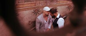 Am Eingang einer unterirdischen Toilette in Friedenau. 