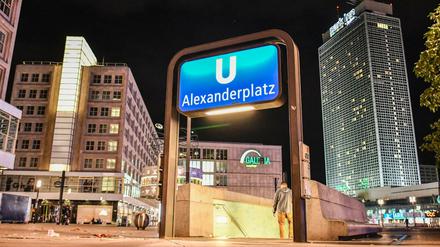 Mitarbeiter der BVG riefen die Polizei zu einem Bahnsteig des U-Bahnhofes Alexanderplatz. Die fasste einen 17-Jährigen.