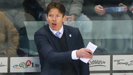 Trainer Uwe Krupp von den Eisbären Berlin konnte mit dem Spiel seiner Mannschaft gegen Nürnberg nicht zufrieden sein.
