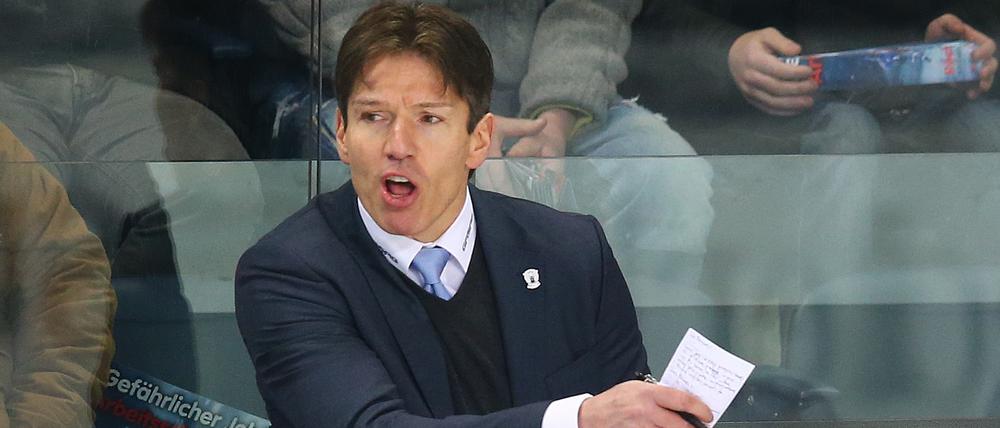 Trainer Uwe Krupp von den Eisbären Berlin konnte mit dem Spiel seiner Mannschaft gegen Nürnberg nicht zufrieden sein.