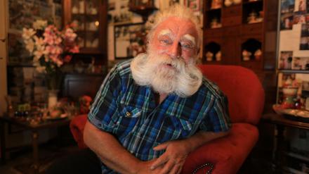 Peter Georgi, bekanntester Weihnachtsmann Berlins in seinem Wohnzimmer in Berlin-Wilmersdorf.