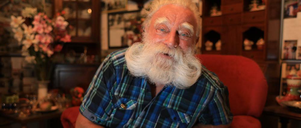 Peter Georgi, bekanntester Weihnachtsmann Berlins in seinem Wohnzimmer in Berlin-Wilmersdorf.