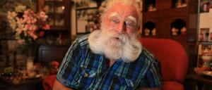 Peter Georgi, bekanntester Weihnachtsmann Berlins in seinem Wohnzimmer in Berlin-Wilmersdorf.