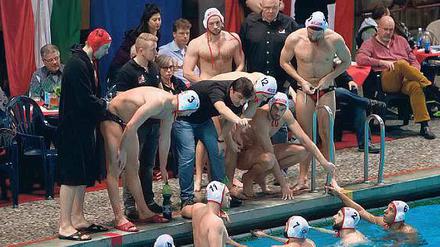 Hört her! Coach Kovacevic gewann mit Spandau am Mittwoch gegen Eger.