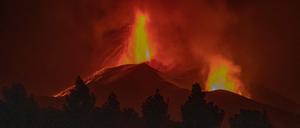 In this handout photograph taken and released by the Spanish Military Emergency Unit (UME) on November 1, 2021, the Cumbre Vieja volcano is still spewing lava and ash, at night, on the Canary island of La Palma. - It has been more than a month since Cumbre Vieja began erupting, forcing more than 6,000 people out of their homes as the lava burnt its way across huge swathes of land on the western side of La Palma. (Photo by Luismi Ortiz / UME / AFP) / RESTRICTED TO EDITORIAL USE - MANDATORY CREDIT "AFP PHOTO / LUISMI ORTIZ / SPANISH MILITARY UNIT (UME) " - NO MARKETING - NO ADVERTISING CAMPAIGNS - DISTRIBUTED AS A SERVICE TO CLIENTS