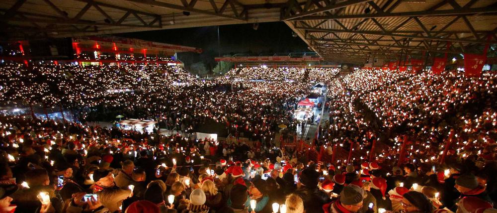 Gleiche Farben, andere Beleuchtung. Beim Weihnachtssingen ist das Stadion An der Alten Försterei seit Jahren restlos ausverkauft.