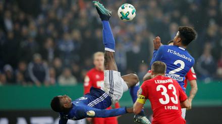 Schalke, wie hier Embolo, versuchte es mitunter artistisch.