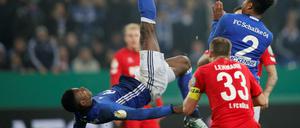 Schalke, wie hier Embolo, versuchte es mitunter artistisch.