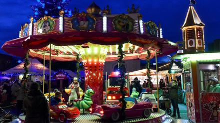 Ein Kinderkarussell auf dem Markt in Potsdam.
