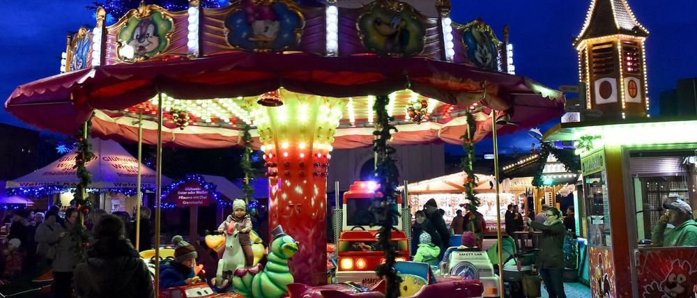 Ein Kinderkarussell auf dem Markt in Potsdam.