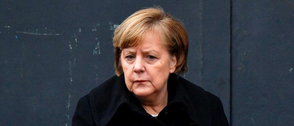 Kanzlerin Angela Merkel vor der Gedächtniskirche am Breitscheidplatz. 