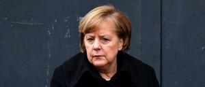 Kanzlerin Angela Merkel vor der Gedächtniskirche am Breitscheidplatz. 