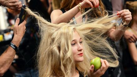 Nicht bei den Haaren herbeigezogen. Frauen zahlen für gleiche Dienstleistungen oft mehr. 