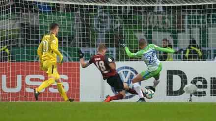 Der Nürnberger Lukas Jäger (M) spielt gegen die Wolfsburger Max Grün (l) und Marcel Tisserand. 