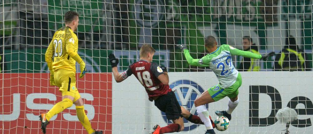 Der Nürnberger Lukas Jäger (M) spielt gegen die Wolfsburger Max Grün (l) und Marcel Tisserand. 