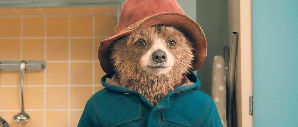 Stille Nacht im Fernsehen: Der peruanische Bär Paddington (links) findet sich in seiner neuen Heimat London zurecht (ZDF)