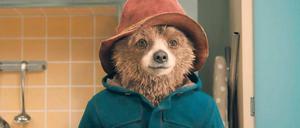 Stille Nacht im Fernsehen: Der peruanische Bär Paddington (links) findet sich in seiner neuen Heimat London zurecht (ZDF)
