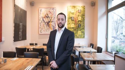 Hat Nerven bewiesen. Yorai Feinberg in seinem Restaurant in Schöneberg. Er stammt aus Israel und wurde mehrfach von Antisemiten bedroht.
