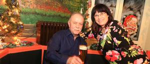Sabine Becker, Geschäftsführerin der Kneipe "Holland Mühle", die auch an Weihnachten geöffnet hat; fotografiert mit Stammgast Klaus in ihrer Kneipe.