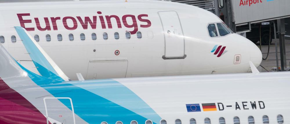 Zwei Flugzeug der Lufthansa-Tochter Eurowings auf dem Flughafen in Düsseldorf.