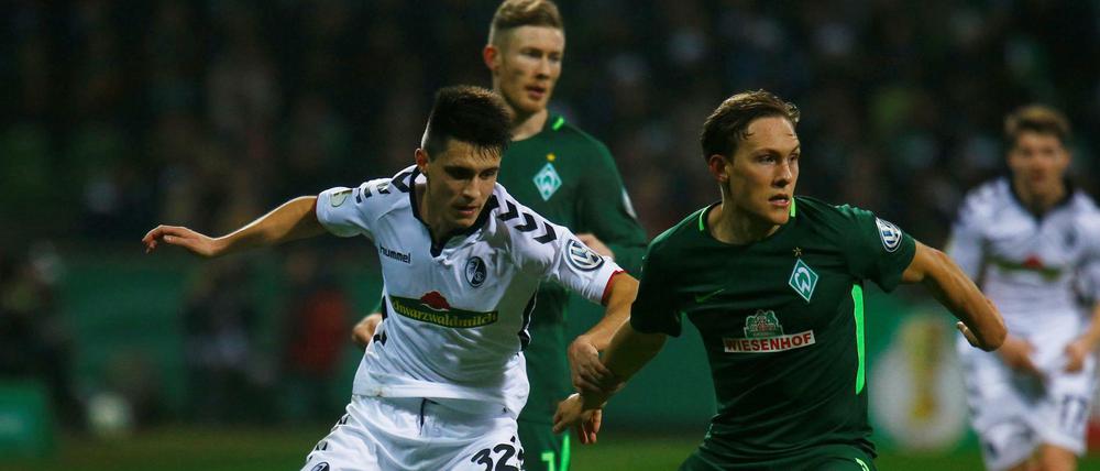  SC Freiburgs Bartosz Kapustka kämpft gegen Werder Bremens Ludwig Augustinsson - die Breisgauer hatten am Mittwoch aber das Nachsehen.