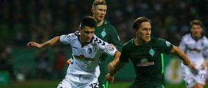  SC Freiburgs Bartosz Kapustka kämpft gegen Werder Bremens Ludwig Augustinsson - die Breisgauer hatten am Mittwoch aber das Nachsehen.