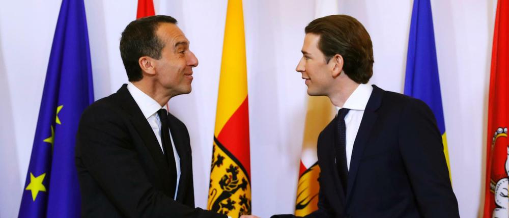 Erstarrte Posen: Der ehemalige österreichische Bundeskanzler Christian Kern (links) bei der Amtsübergabe an seinen Nachfolger Sebastian Kurz.