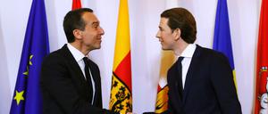 Erstarrte Posen: Der ehemalige österreichische Bundeskanzler Christian Kern (links) bei der Amtsübergabe an seinen Nachfolger Sebastian Kurz.