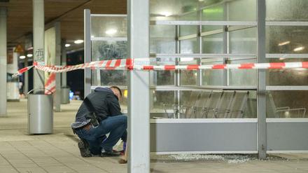 Ein Entschärfer der Polizei am Sonntag in Hamburg auf dem S-Bahnhof Veddel.