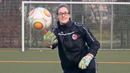 Heute und gestern. Anna Felicitas Sarholz als Torwarttrainerin beim BAK.