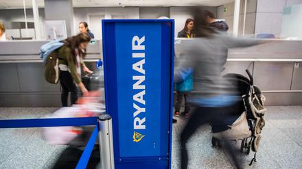 Abfertigung läuft: Ryanair-Passagiere am Freitag am Schalter am Frankfurter Flughafen.