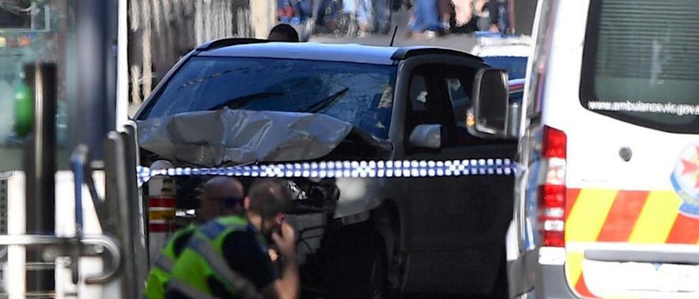 Ein Auto fuhr in Melbourne in der Nähe des Bahnhofs Flinders Street in eine Menschenmenge.