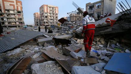 Erneut bebte im Iran die Erde. Zuletzt gab es am 13.11.2017 heftige Erschütterungen (im Bild: Aufräumarbeiten nach dem damaligen Beben).