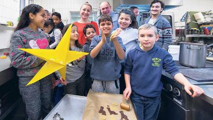 Kinder aus dem Soldiner Kiez haben Spaß in der Kantinenküche des Polizeiabschnitts 36. Eine Aktion der Polizei und des Vereins KbNa. In der Menge auch Agnes Michalik vom Verein und Hauptkommissar Eckhard Mantei.