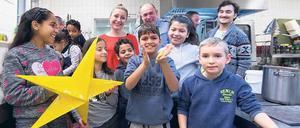 Kinder aus dem Soldiner Kiez haben Spaß in der Kantinenküche des Polizeiabschnitts 36. Eine Aktion der Polizei und des Vereins KbNa. In der Menge auch Agnes Michalik vom Verein und Hauptkommissar Eckhard Mantei. 
