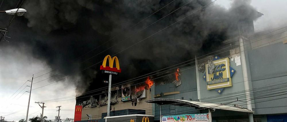 Viele Tote auf den Philippinen: Das Einkaufszentrum in Davao in Flammen