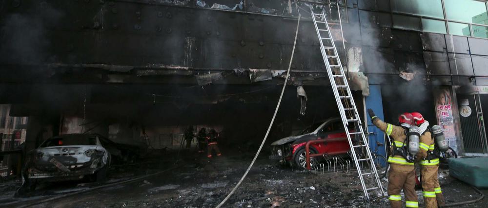 Feuerwehrleute suchen in dem achtgeschössigen Gebäude in Jecheon, 120 Kilometers südöstlich von Seoul, nach Überlebenden.