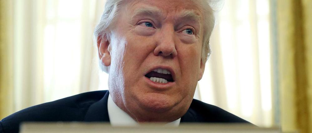 US-Präsident Donald Trump an seinem Schreibtisch