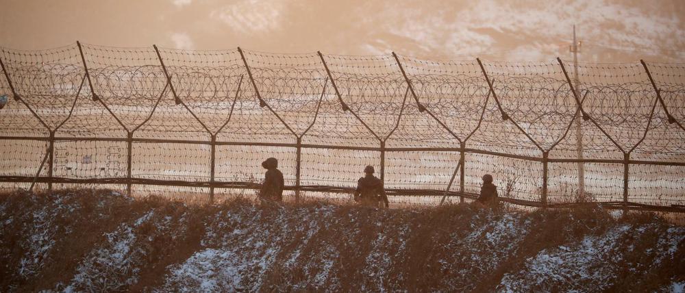 Südkoreanische Soldaten patrouillieren an der Demarkationslinie zu Nordkorea.