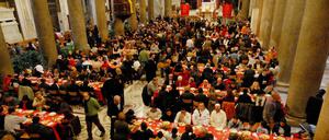 Einmal essen wie ein Fürst. Obdachlose erhalten in der römischen Kirche Santa Maria an jedem 25. Dezember ein Weihnachtsessen.
