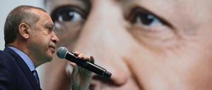 Der türkische Präsident Recep Tayyip Erdogan spricht am 23.12.2017 in Hakkari (Türkei) zu Parteimitgliedern der AKP.
