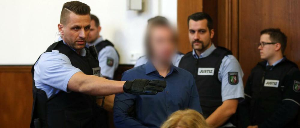 Der Angeklagte Sergej W. wird am 21.12.2017 im Landgericht in Dortmund (Nordrhein-Westfalen) zur Anklagebank gebracht.