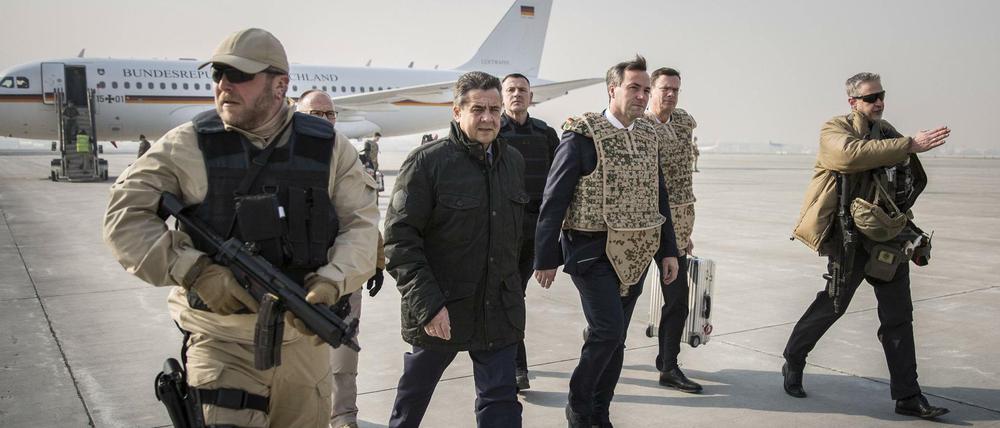 Besuch in einem Kriegsgebiet. Außenminister Sigmar Gabriel (SPD) am Mittwoch auf dem Flughafen der afghanischen Hauptstadt Kabul.