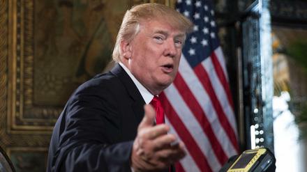 US-Präsident Donald Trump gestikuliert am 24.12.2017 in seinem Anwesen Mar-a-Lago in Palm Beach (USA). 