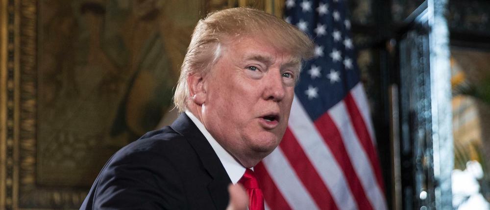 US-Präsident Donald Trump gestikuliert am 24.12.2017 in seinem Anwesen Mar-a-Lago in Palm Beach (USA).