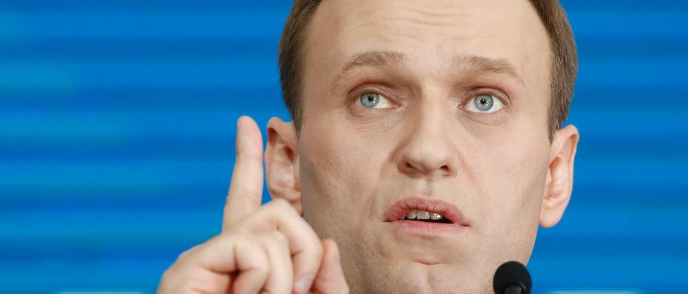 Der russische Oppositionsführer Alexej Nawalny spricht am 24.12.2017 in Moskau (Russland) während einer Zusammenkunft mit Unterstützern. 