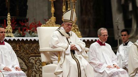 Papst Franziskus feiert am 24.12.2017 die Weihnachtsmesse im Petersdom im Vatikan.
