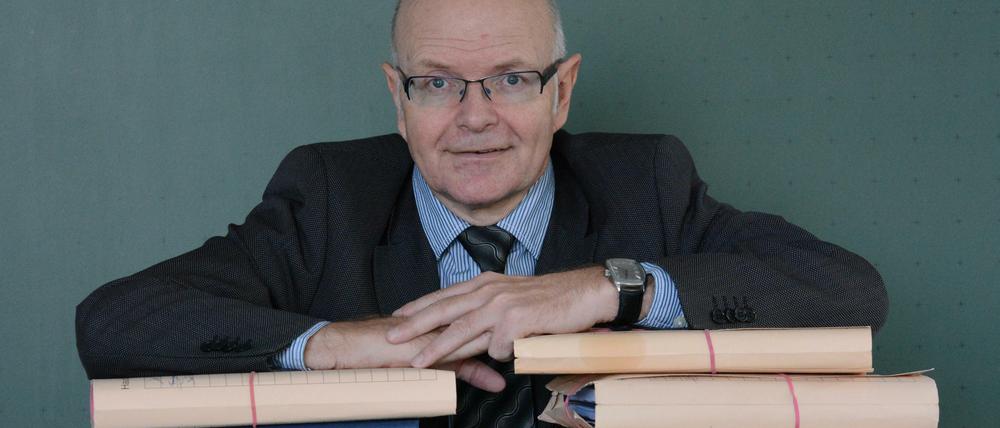 Karlheinz Ruckriegel ist Professor für Volkswirtschaftslehre an der Technischen Hochschule Nürnberg und forscht über das Glück. Darüber hält er regelmäßig Vorträge und schreibt Aufsätze.